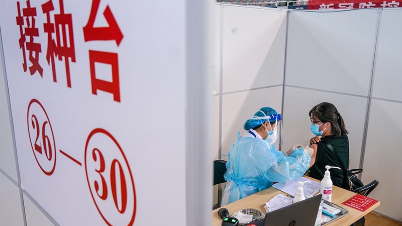 В Китае введено более 1,82 млрд доз вакцин от COVID-19